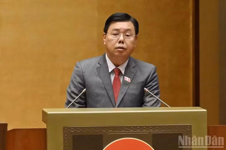 Bộ trưởng Nội vụ Nguyễn Tiến Hải trình bày tờ trình. (Ảnh: THỦY NGUYÊN)
