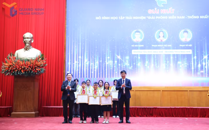 Ban tổ chức Cuộc thi Sáng tạo thanh, thiếu niên và nhi đồng tỉnh lần thứ X, năm 2025 trao giải nhất cho các nhóm tác giả đoạt giải.