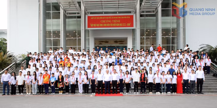 Đồng chí Quản Minh Cường, Ủy viên Trung ương Đảng, Bí thư Tỉnh ủy, Trưởng Đoàn ĐBQH tỉnh cùng các đồng chí lãnh đạo tỉnh, lãnh đạo sở, ngành, địa phương chụp ảnh với 300 em học sinh, sinh viên tiêu biểu.