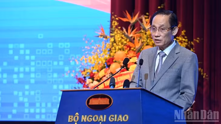 Bộ trưởng Ngoại giao Lê Hoài Trung phát biểu ý kiến khai mạc Phiên toàn thể. (Ảnh: TRẦN HẢI)