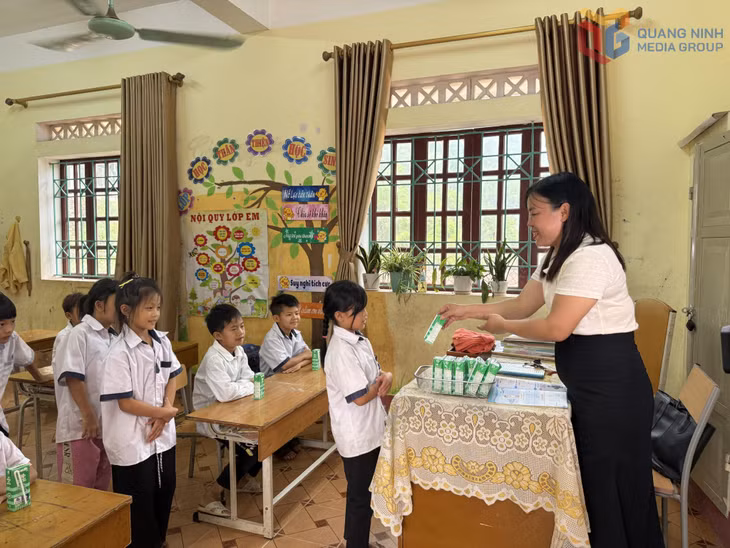 Học sinh điểm trường Phiêng Sáp, Trường PTNT TH&THCS Đồng Tâm, xã Lục Hồn, được phát sữa miễn phí.