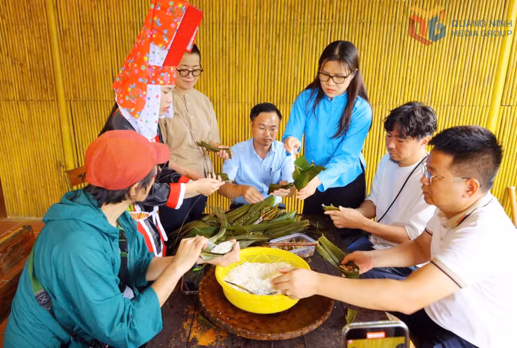 Du khách trải nghiệm tại xã Hoành Mô làm bánh chưng ngày Tết của người Dao.
