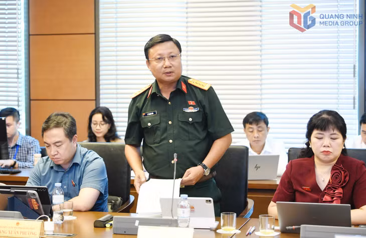 Đại biểu Lê Trọng Hòa, Chỉ huy trưởng Bộ Chỉ huy Quân sự tỉnh, ĐBQH tỉnh phát biểu thảo luận.