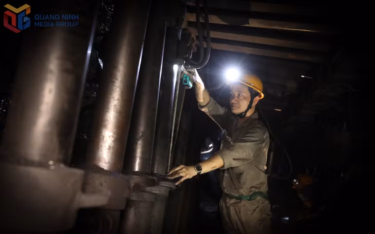 Quản đốc Phân xưởng Khai thác 10 Nguyễn Văn Hiệu trực tiếp kiểm tra hệ thống thiết bị giàn chống mức -335m đến -305m, bảo đảm mọi điều kiện an toàn trước khi tổ chức sản xuất.