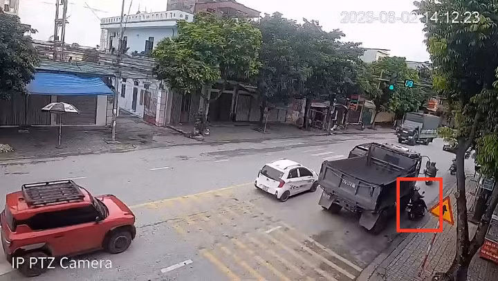 Xe tải phóng nhanh vào làn đường hỗn hợp, va chạm với xe máy đang đi phía trước, khiến người phụ nữ chết tại chỗ. (Ảnh cắt từ clip)