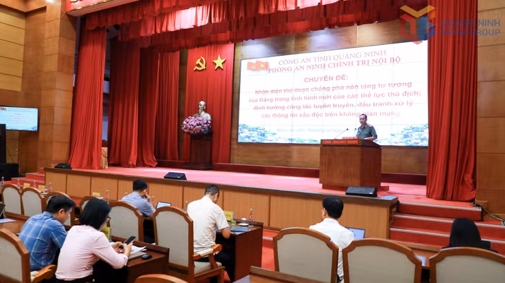 Báo cáo viên truyền đạt chuyên đề “Nhận diện thủ đoạn chống phá nền tảng tư tưởng của Đảng trong tình hình mới của các thế lực thù địch; định hướng công tác tuyên truyền, đấu tranh xử lý các thông tin xấu, độc trên không gian mạng”.