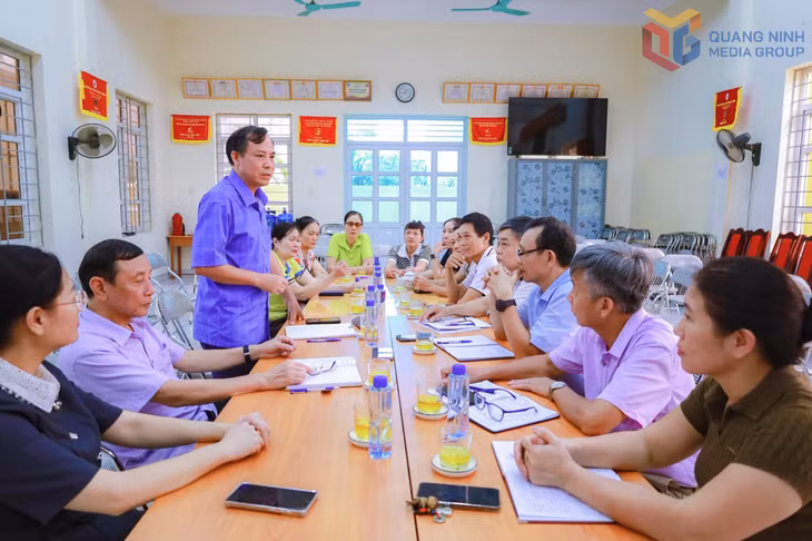 Đoàn giám sát của Ủy ban MTTQ tỉnh đến thực tế tại khu phố Trưng Vương 1 (phường Vành Danh) về việc thực hiện dân chủ ở cơ sở.