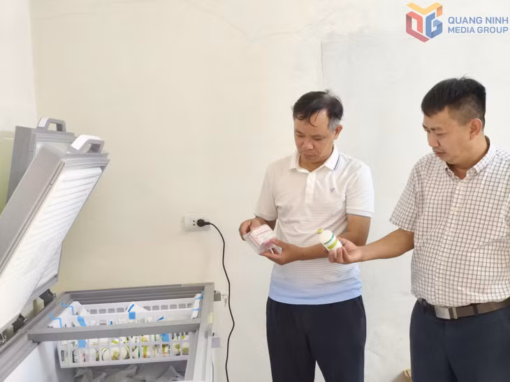 Đoàn kiểm tra Chi cục Chăn nuôi và Thú y kiểm tra bảo quản vắc xin tại kho lưu trữ của phường Liên Hòa.