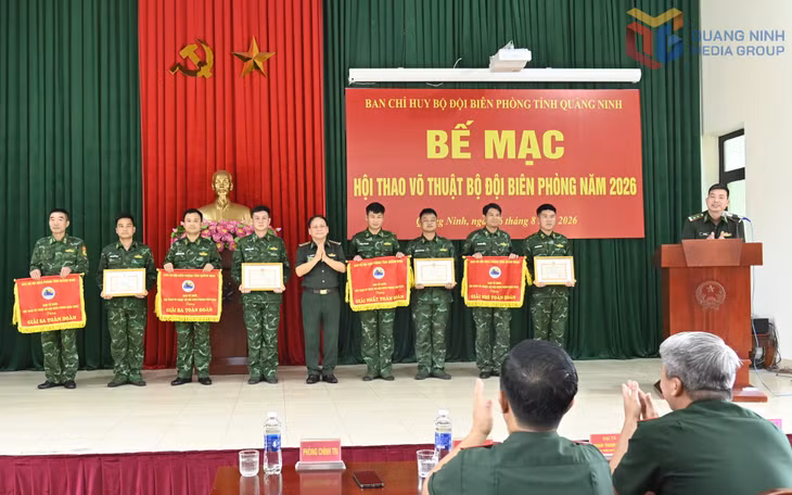 Đại tá Trần Văn Thanh, Phó Chỉ huy trưởng, Tham mưu trưởng BĐBP tỉnh, trao giải cho các tập thể, cá nhân đạt giải tại hội thao.