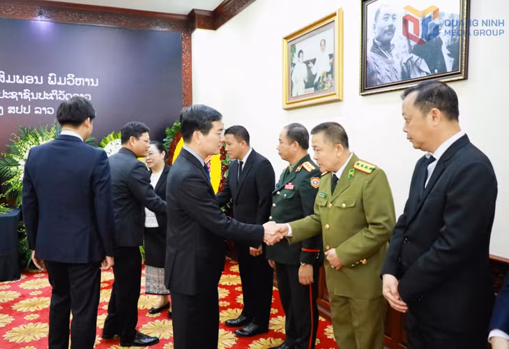 Các đồng chí lãnh đạo tỉnh gửi lời chia buồn tới các thành viên Đại sứ quán Lào tại Việt Nam.