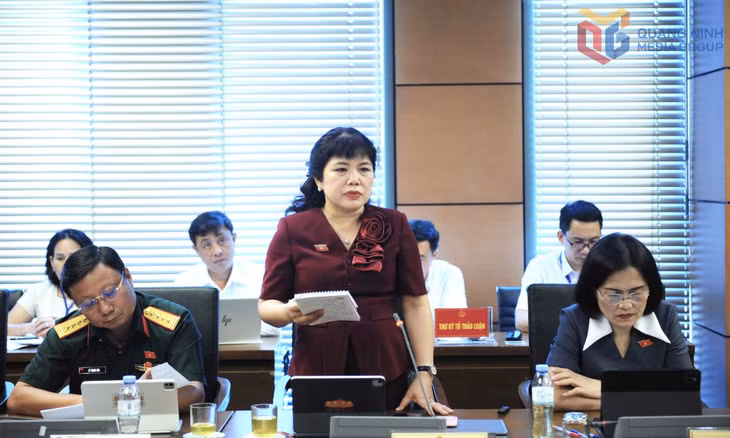 Đại biểu Nguyễn Thị Thu Hà, Phó Trưởng Đoàn ĐBQH tỉnh phát biểu thảo luận.