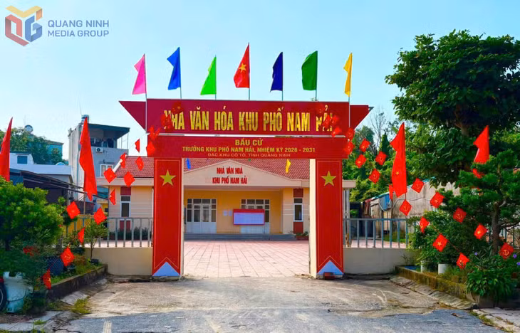 ... và trang trí khang trang, sạch đẹp, cờ hoa rực rỡ, sẵn sàng cho ngày hội bầu cử trưởng thôn, bản, khu phố nhiệm kỳ 2026-2031.