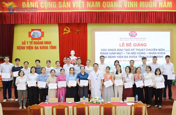 Bệnh viện Đa khoa Quảng Ninh trao chứng chỉ khóa đào tạo cho các học viên.