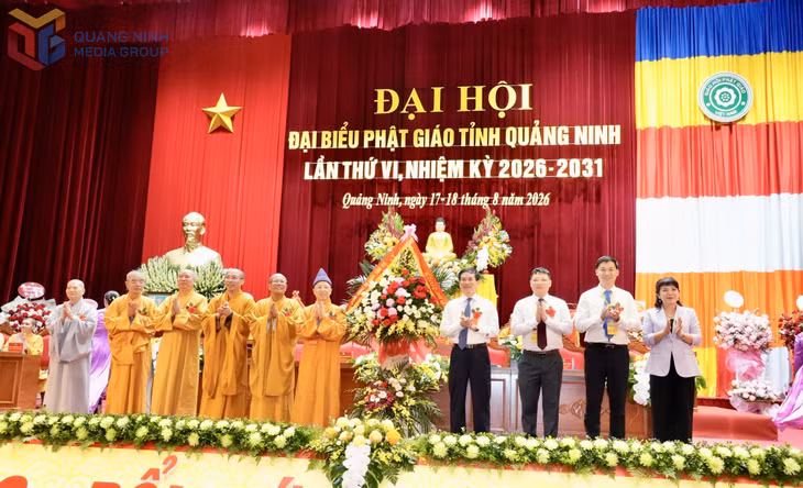 Các đồng chí lãnh đạo tỉnh tặng hoa chúc mừng Đại hội.