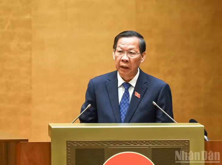 Chủ nhiệm Ủy ban Kinh tế và Tài chính Phan Văn Mãi trình bày báo cáo thẩm tra. (Ảnh: DUY LINH)