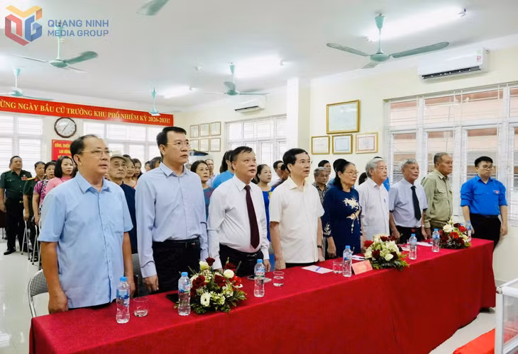 Các đại biểu thực hiện nghi thức chào cờ.