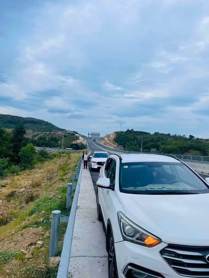 Hàng loạt xe phải dừng trên làn khẩn cấp để chờ vá.
