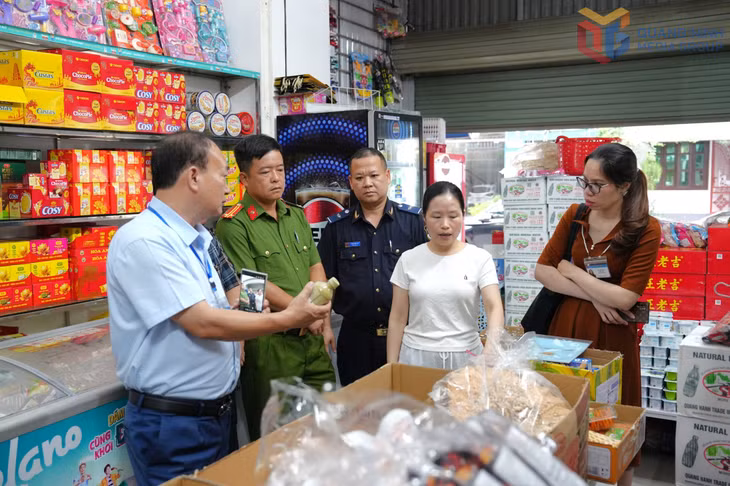 Các thành viên Đoàn kiểm tra liên ngành số 1 kiểm tra tại hộ kinh doanh trên địa bàn phường Móng Cái 3. Ảnh: Tuấn Anh (CDC Quảng Ninh)