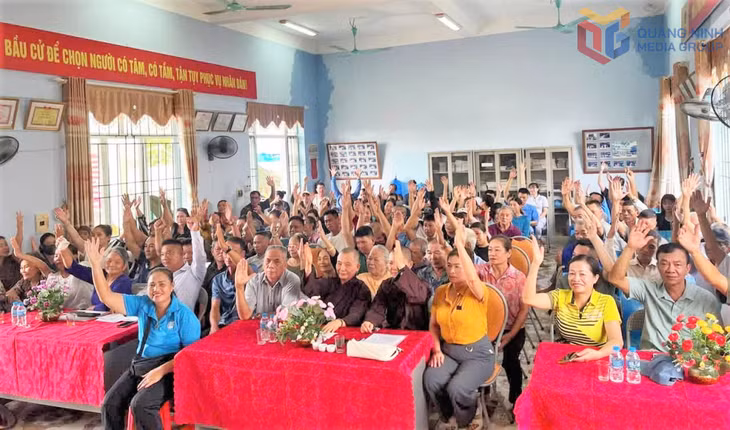 Cử tri khu phố Hạ Long 1 biểu quyết về người được giới thiệu ứng cử trưởng khu phố nhiệm kỳ 2026-2031 và thống nhất hình thức bầu cử bằng hình thức giơ tay.