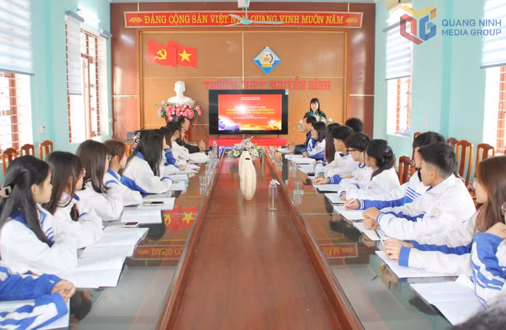 Buổi sinh hoạt của Câu lạc bộ Cảm tình Đảng tại Trường THPT Nguyễn Bình.