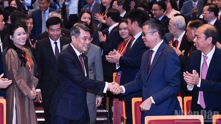 Thủ tướng Chính phủ Lê Minh Hưng bắt tay các đại biểu tham dự Phiên toàn thể. (Ảnh: TRẦN HẢI)