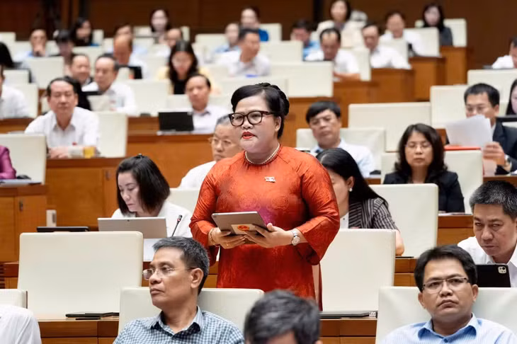 Đại biểu Nguyễn Thị Sửu (Đoàn thành phố Huế) phát biểu tại hội trường. (Ảnh: QH)