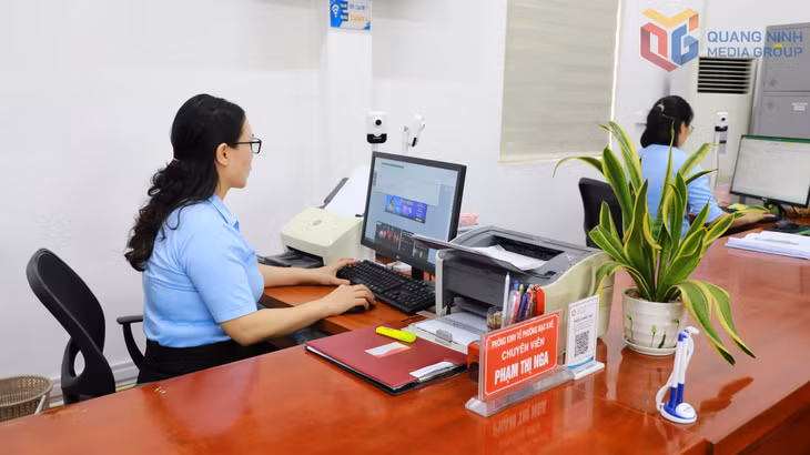 Cán bộ Trung tâm Phục vụ hành chính công phường Mạo Khê thực hiện các quy trình giải quyết TTHC cho người dân, doanh nghiệp theo hình thức trực tuyến trên hệ thống Cổng Dịch vụ công quốc gia.