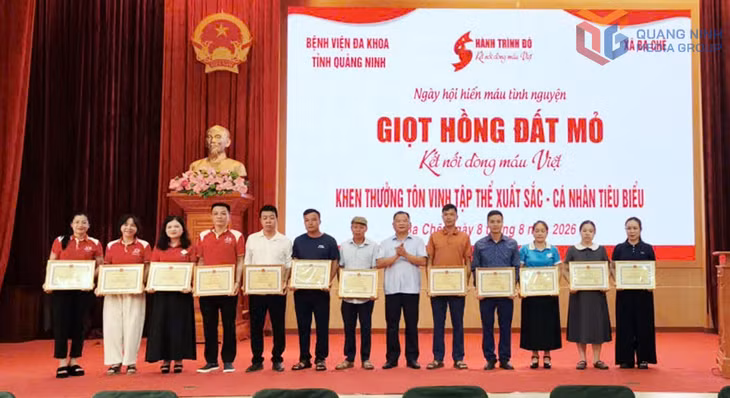Lãnh đạo xã Ba Chẽ tặng giấy khen các cá nhân tiêu biểu trong phong trào hiến máu tình nguyện năm 2026.