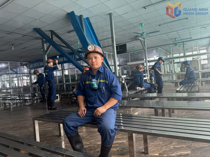 Thợ lò Sùng A Nhè chuẩn bị vào ca.