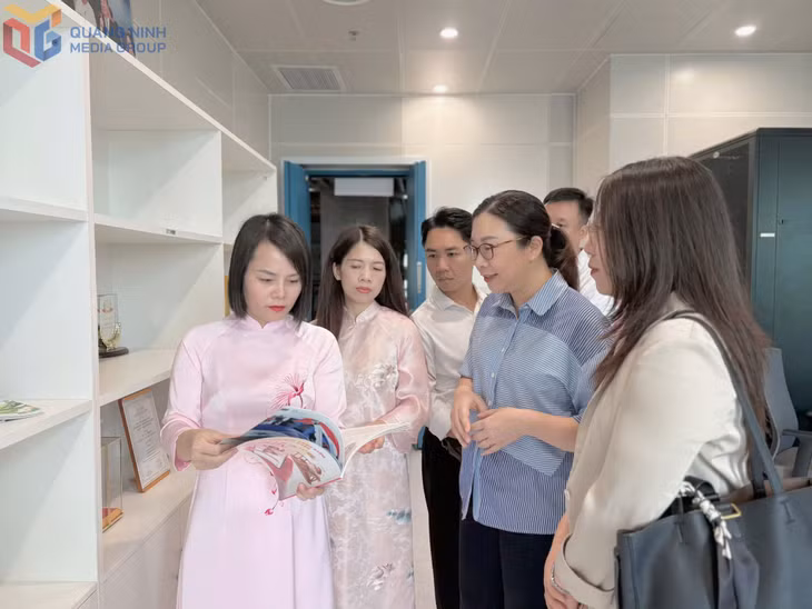 Hai bên trao đổi nghiệp vụ sản xuất tạp chí/ đặc san Hoa Sen.