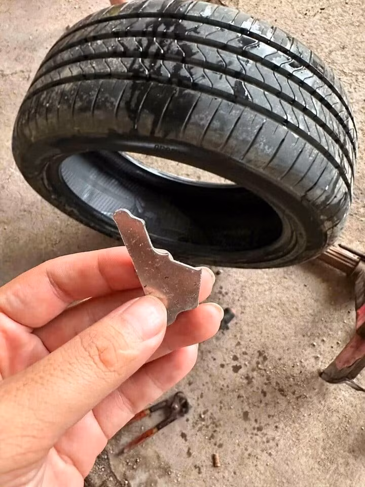 Vật sắt nhọn được lấy ra từ lốp xe.