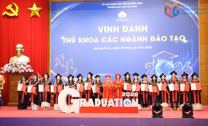 Lãnh đạo Trường Đại học Hạ Long trao bằng tốt nghiệp và vinh danh thủ khoa các ngành.