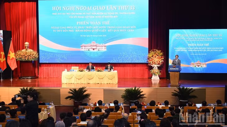 Quang cảnh Phiên toàn thể Ngoại giao phục vụ phát triển đất nước trong giai đoạn mới. (Ảnh: TRẦN HẢI)