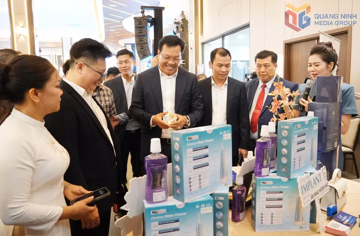 Các đại biểu tham quan gian hàng giới thiệu sản phẩm.