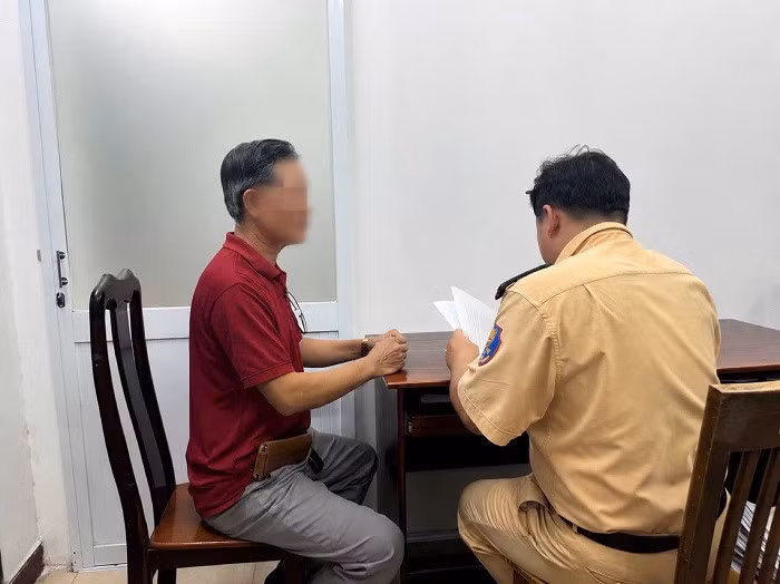 Tài xế làm việc với CSGT.