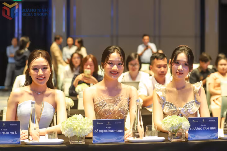 Các Á hậu tham dự, giao lưu tại họp báo. 