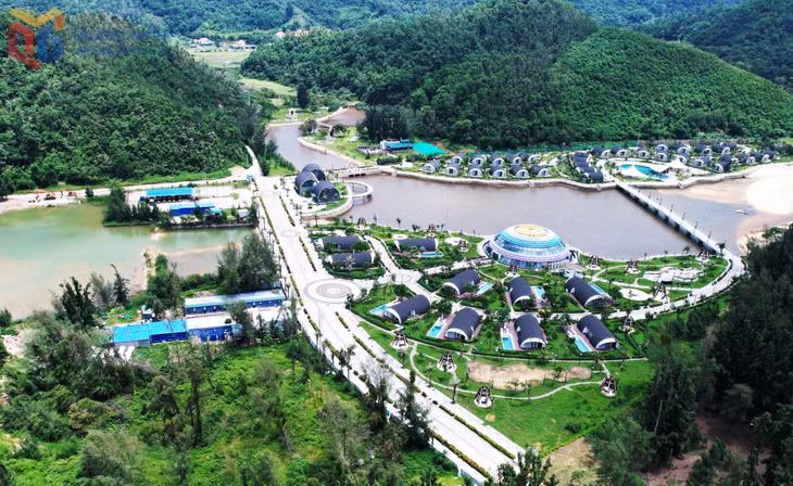 Việc đầu tư đồng bộ hạ tầng du lịch biển, đảo đã tạo động lực thu hút các dự án nghỉ dưỡng cao cấp, góp phần đưa Quảng Ninh trở thành điểm đến hấp dẫn của du khách trong nước và quốc tế. (Trong ảnh: Khu nghỉ dưỡng Resort Đầu Rồng, xã Cái Chiên).