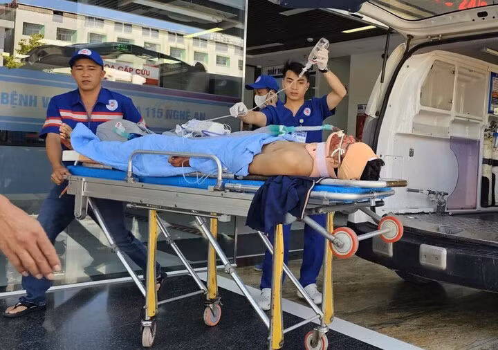 Bệnh nhân được đưa đi cấp cứu tại bệnh viện. (Ảnh V.T)