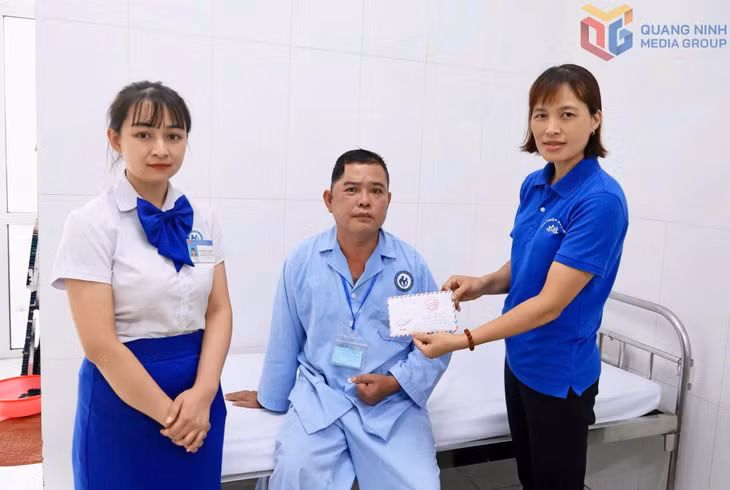 Đại diện nhóm Thiện tâm Hoa Sen trao tặng hỗ trợ cho anh Hà Thanh Minh (phường Hà Tu). Ảnh: NVCC