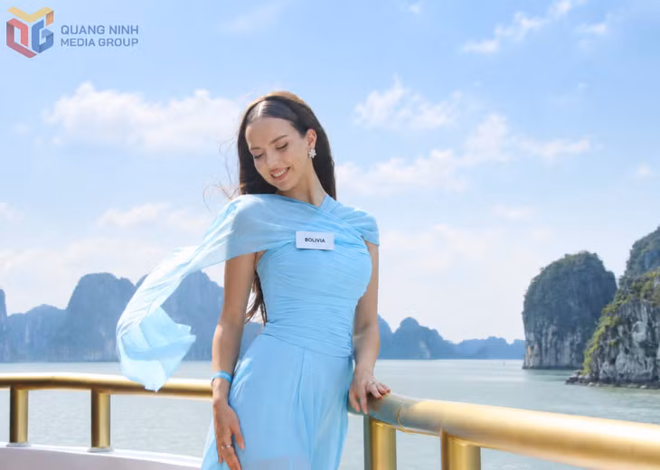 Mỗi góc trên vịnh Hạ Long đều có thể trở thành một khuôn hình đẹp, lưu giữ những khoảnh khắc rạng rỡ của các người đẹp.