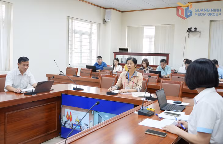 Công dân kiến nghị tại buổi tiếp.