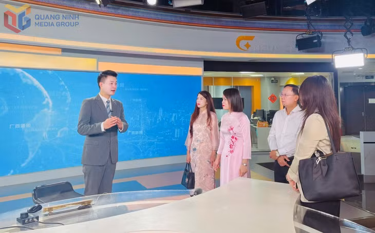 Thăm trường quay tại Trung tâm Tin tức, Đài PTTH Quảng Tây.