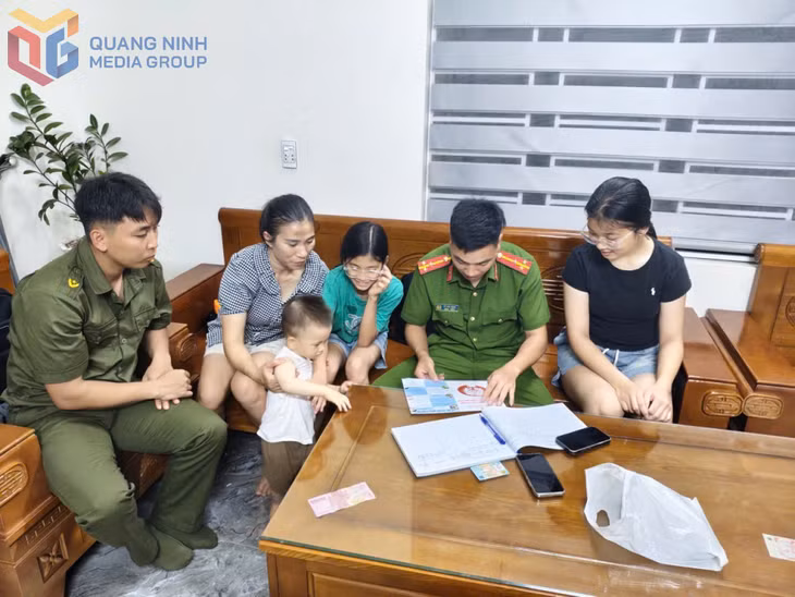 Công an xã Hải Lạng trực tiếp tuyên truyền pháp luật để nâng cao ý thức chấp hành cho người dân trên địa bàn. 