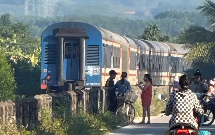 Khu vực xảy ra tai nạn đường sắt khiến bà T. tử vong. (Ảnh: Q.N)