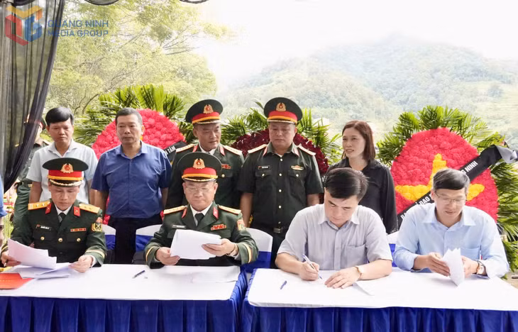 Các thành viên Ban Chỉ đạo 515 tỉnh Quảng Ninh và tỉnh Cao Bằng ký biên bản bàn giao, tiếp nhận hài cốt liệt sĩ Ngô Khang Cán.