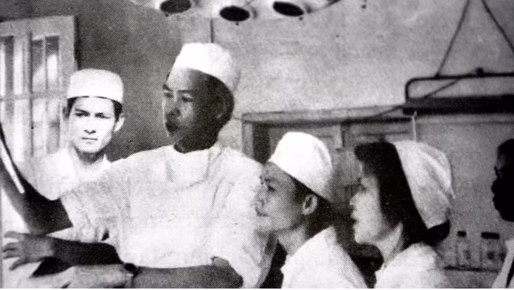 Bác sĩ Nguyễn Ngọc Hàm trao đổi chuyên môn với các đồng nghiệp trong nước và quốc tế. (Ảnh tư liệu, nguồn: Soytequangninh.gov.vn).