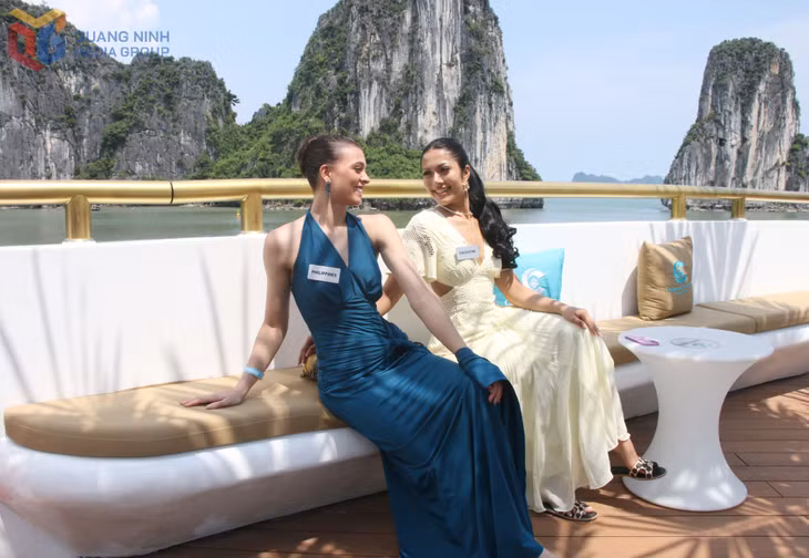 Các thí sinh tận hưởng những phút giây thư thái giữa không gian khoáng đạt của vịnh Hạ Long.