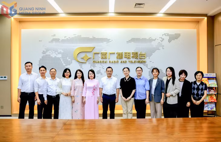 Các đại biểu hai đơn vị chụp ảnh lưu niệm.