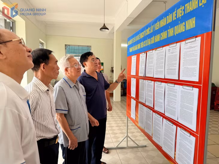 Cán bộ, đảng viên cao tuổi khu 2 (phường Hạ Long) phấn khởi tìm hiểu thông tin về việc thành lập thành phố Quảng Ninh trên cơ sở địa giới hành chính của tỉnh.