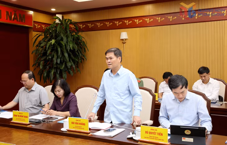 Đồng chí Bùi Văn Khắng, Phó Bí thư Tỉnh ủy, Chủ tịch UBND tỉnh, báo cáo tại buổi làm việc.